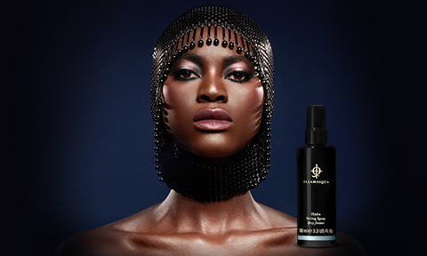 A non-sticky, lightweight mist that locks in makeup for flawless skin with a dewy finish – even in extreme temperatures.