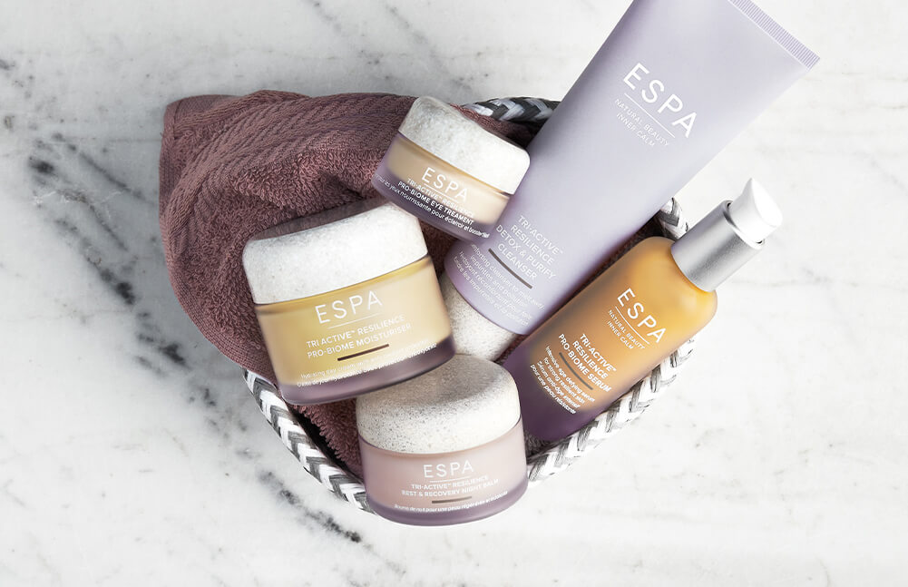Entdecke die Anti-Aging-Kollektion von ESPA und erziele sichtbare Ergebnisse, während du natürliche Schönheit und innere Ruhe schaffst.